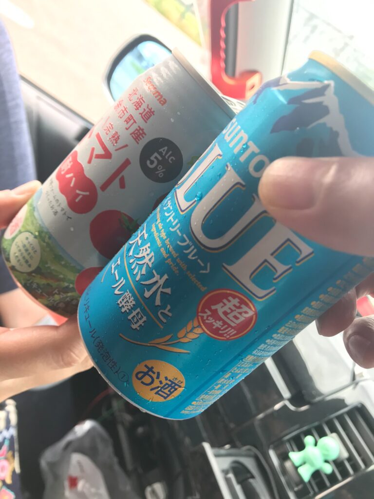 セイコーマートのトマト酎ハイとサントリーBLUEの缶で乾杯