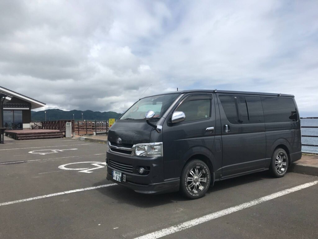 道の駅松前の駐車場に停まるハイエース