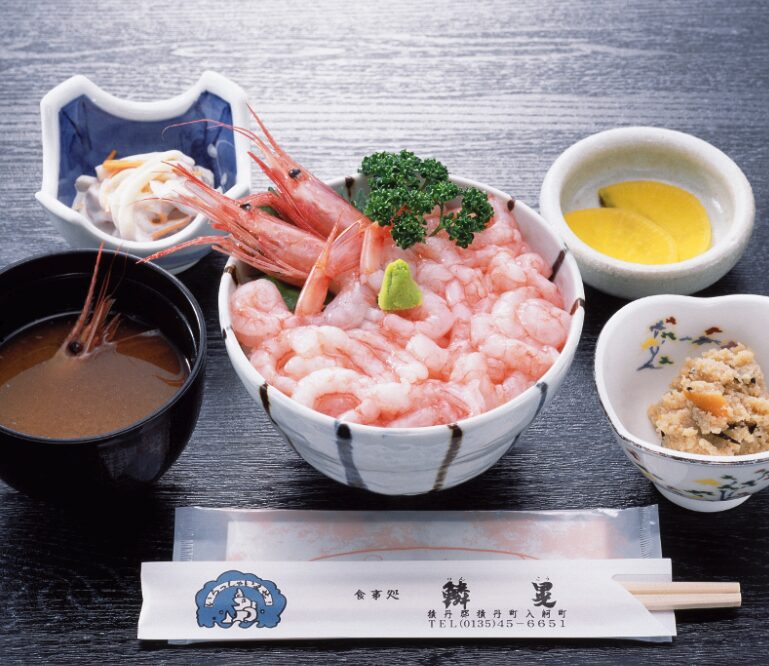 甘えびが山盛りになった丼と小鉢がセットになった海鮮定食