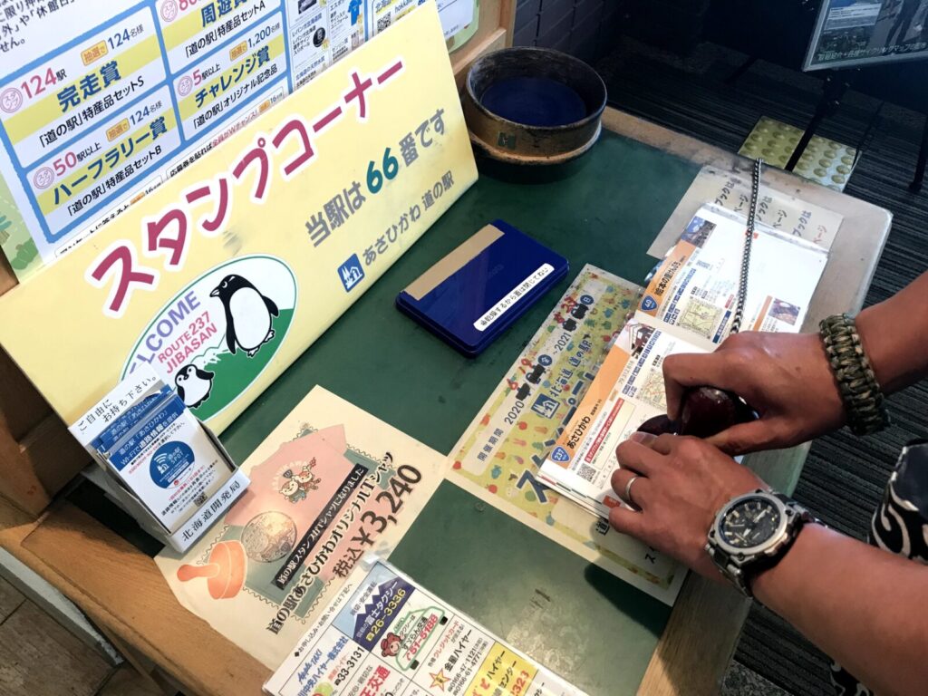 ペンギンのイラストとともに設置されたスタンプ台で押印する様子