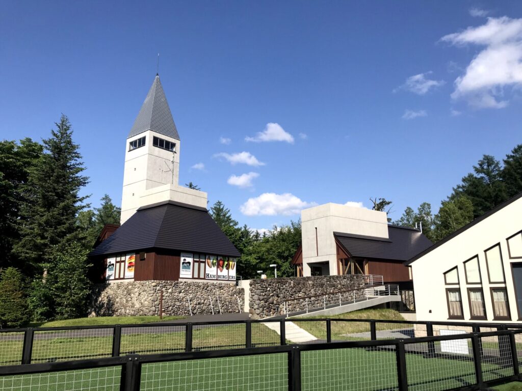 北海道美瑛町「道の駅びえい白金ビルケ」のシンボル的な塔と周囲の建物の風景
