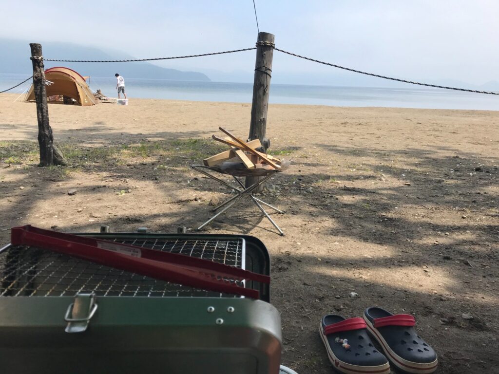 焼き台から見える支笏湖とキャンプサイトの風景