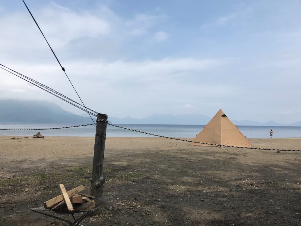 支笏湖の浜辺に立てられたピラミッド型テントの風景