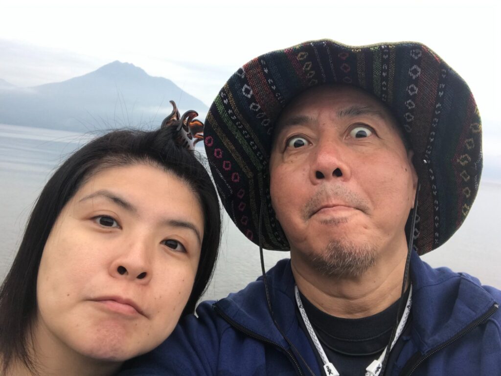 支笏湖のほとりで山を背景に撮った夫婦の自撮り