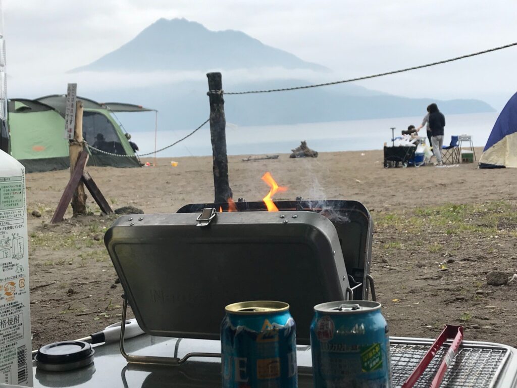 焼き台から見える支笏湖とキャンプサイトの風景