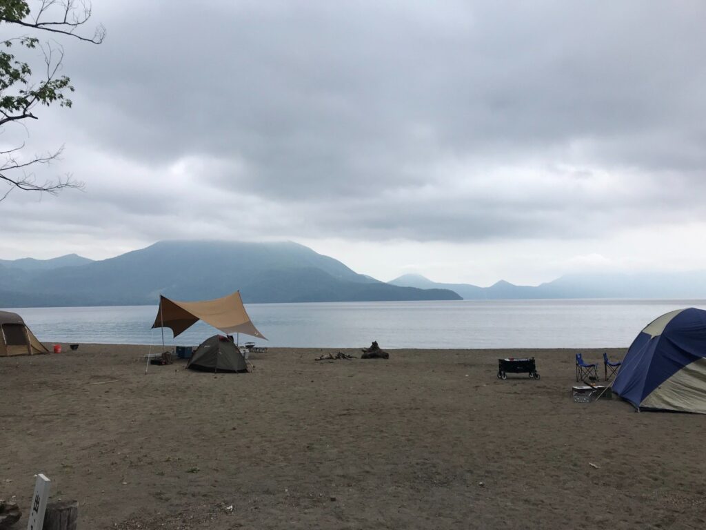支笏湖の浜辺に立てられたピラミッド型テントの風景