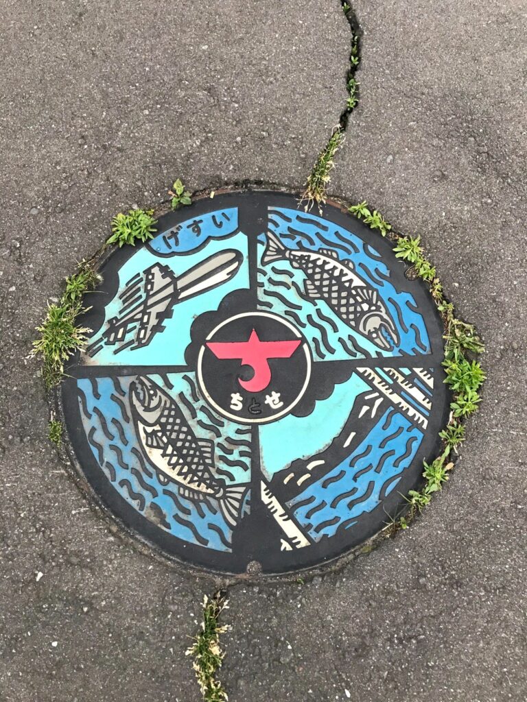 サケのイラストが描かれた千歳市のマンホール