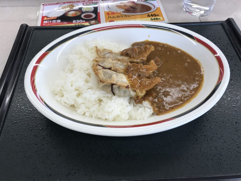2017年に撮影された「みよしの」の人気メニュー、ぎょうざカレーの実物写真