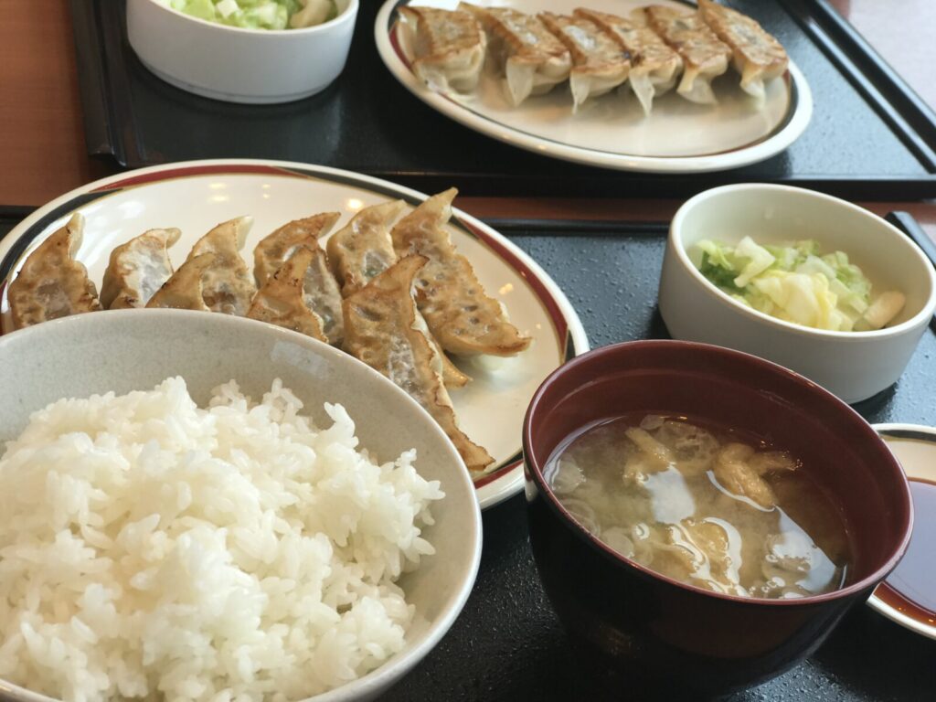 白ご飯・味噌汁・餃子・漬物がセットになった定食メニュー