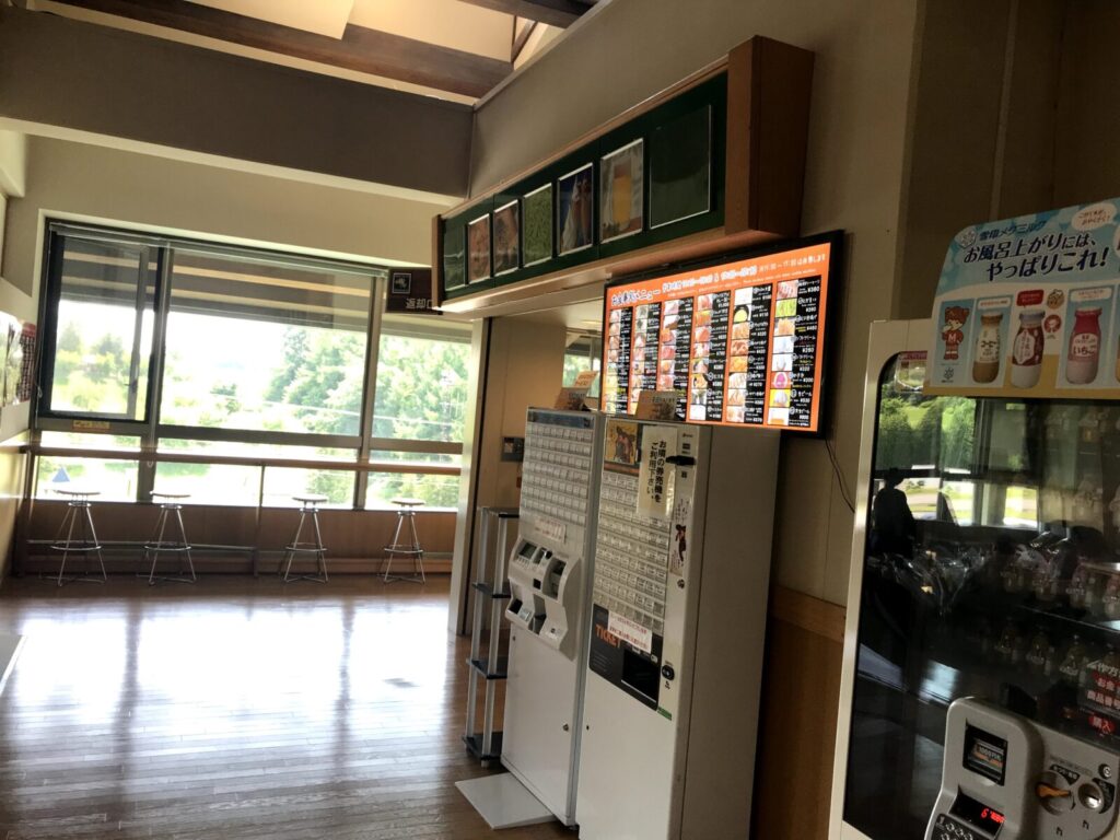 花神楽の館内にあるレストランの食券機とメニュー表示