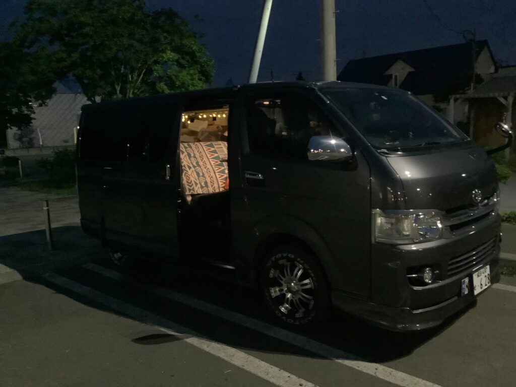 ハイエースでの車中泊(夜)