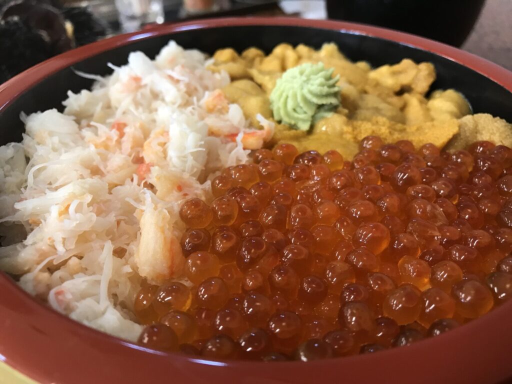 カニ、いくら、ウニが豪快に盛られた三色丼