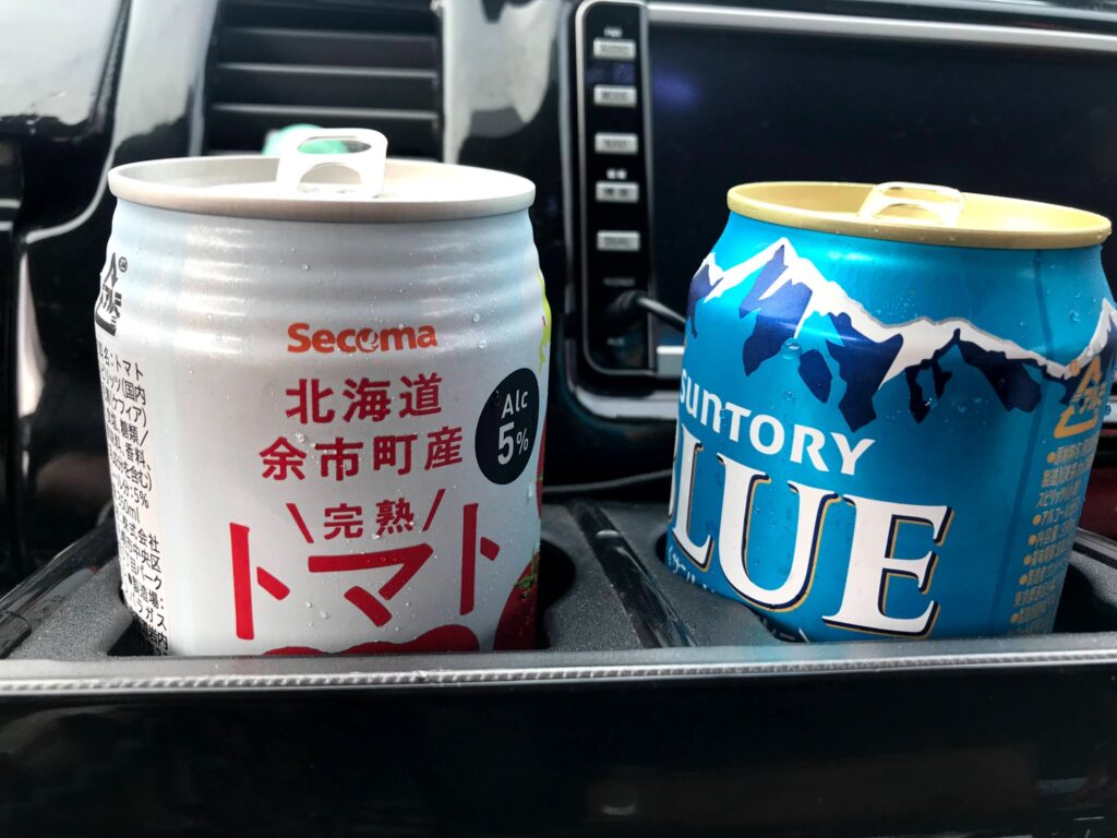 セイコーマートのトマト酎ハイとサントリーBLUEの缶