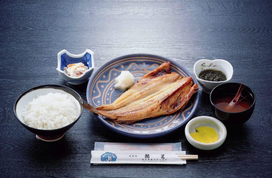 大きな焼きホッケをメインにご飯や味噌汁が添えられた定食