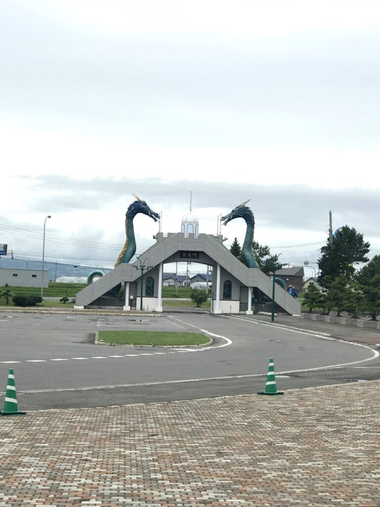 北竜門と呼ばれる2体の巨大な竜がアーチ状に向かい合っているユニークなモニュメント