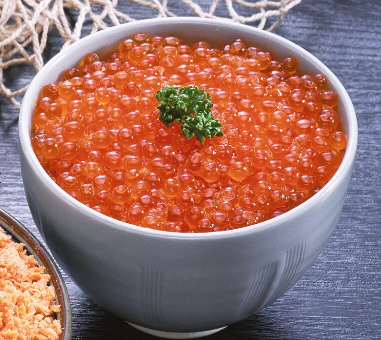 艶やかなイクラがたっぷり盛られた丼ぶり。中央にはパセリが添えられている