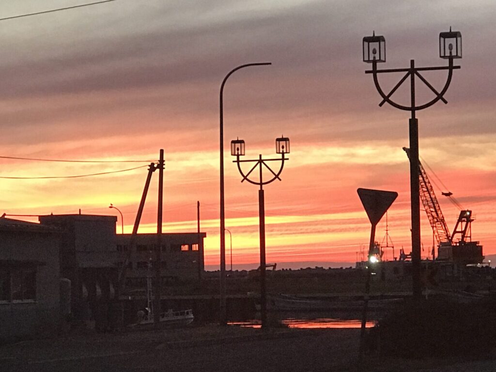 岩内の港とクレーンが見える夕焼けの風景