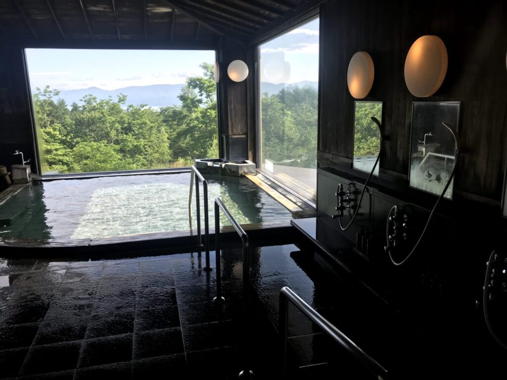 大きな窓から山々が望める内湯の浴場