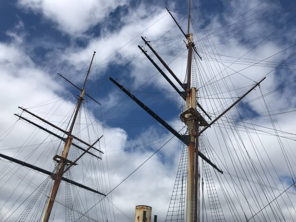 開陽丸の帆柱を下から見上げた風景
