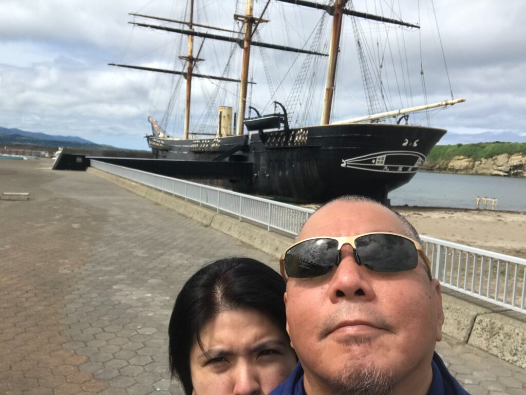 開陽丸の前で記念撮影する夫婦