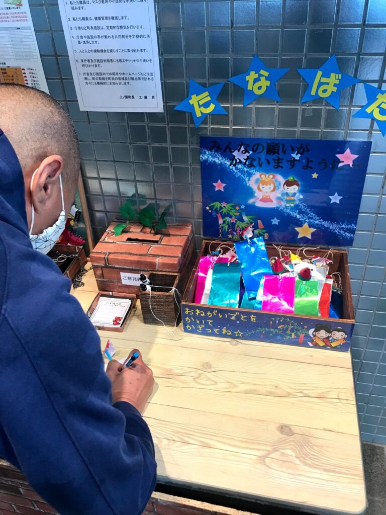 スタンプラリーに記入中の様子(道の駅上ノ国もんじゅ