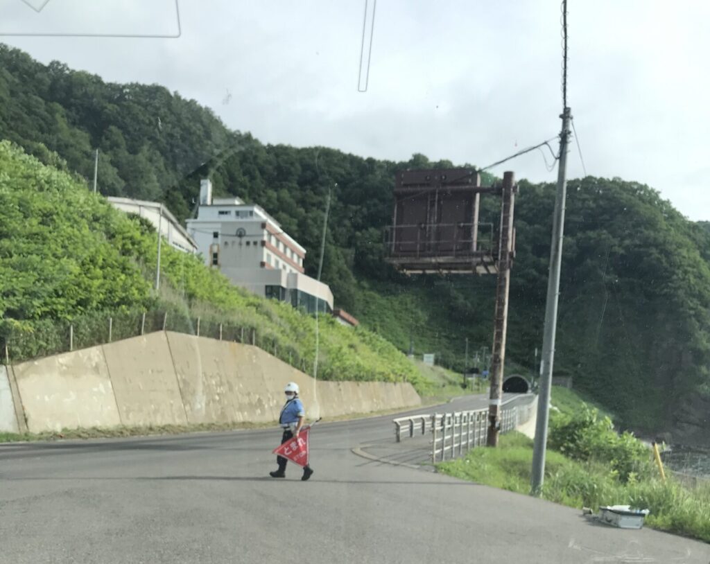 警察が交通整理する様子と背景の建物