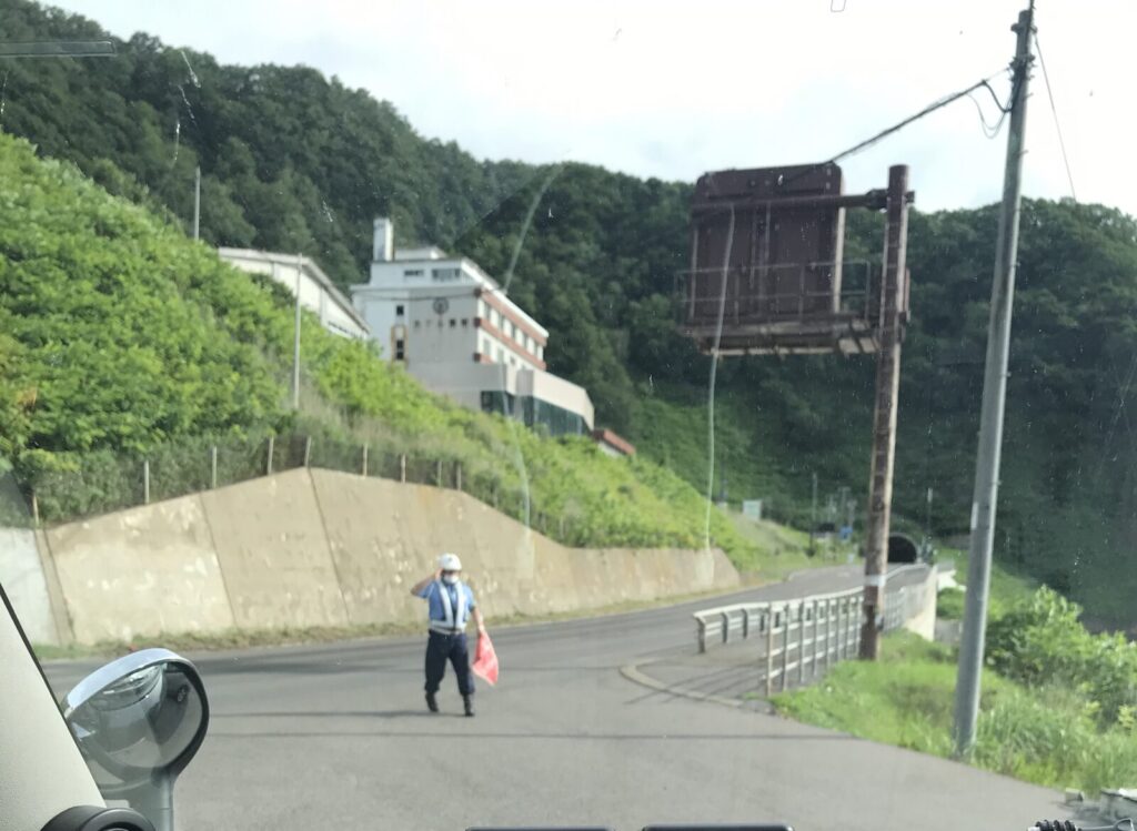 警察が旗を振って案内している様子