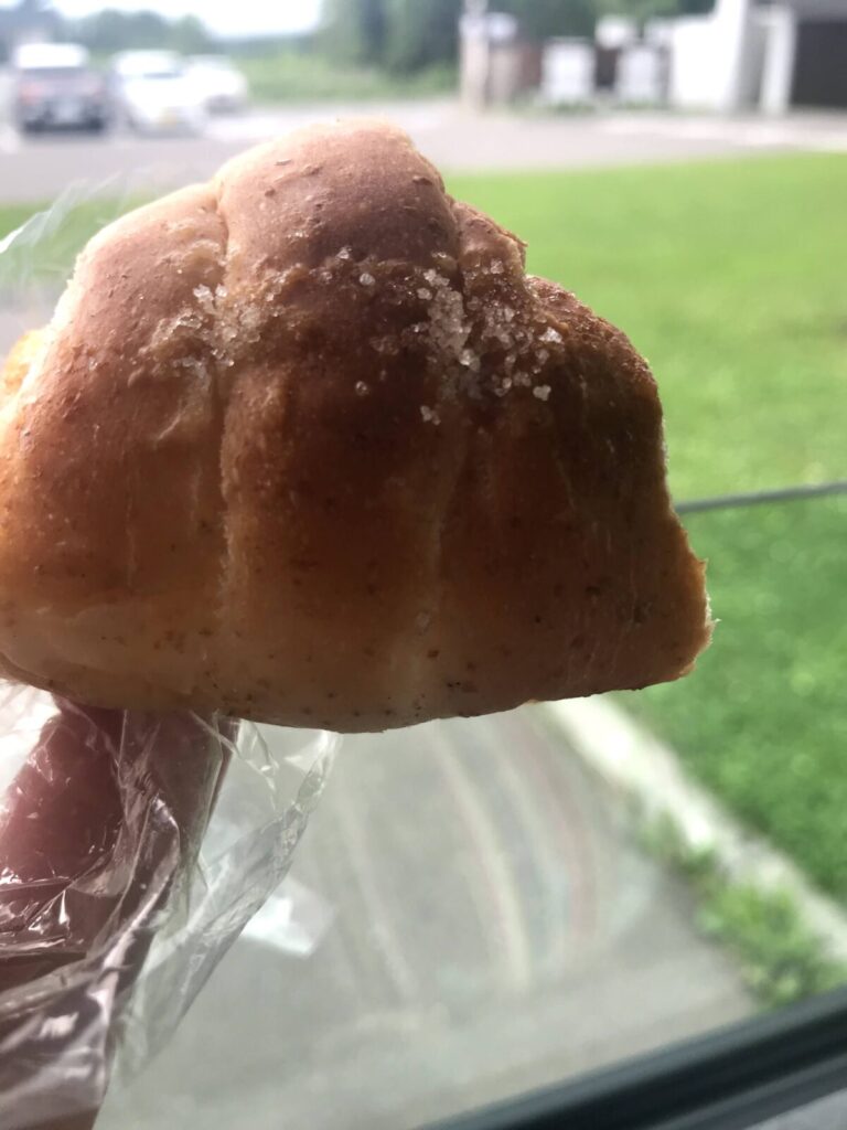 パンのアップと砂糖がかかった様子