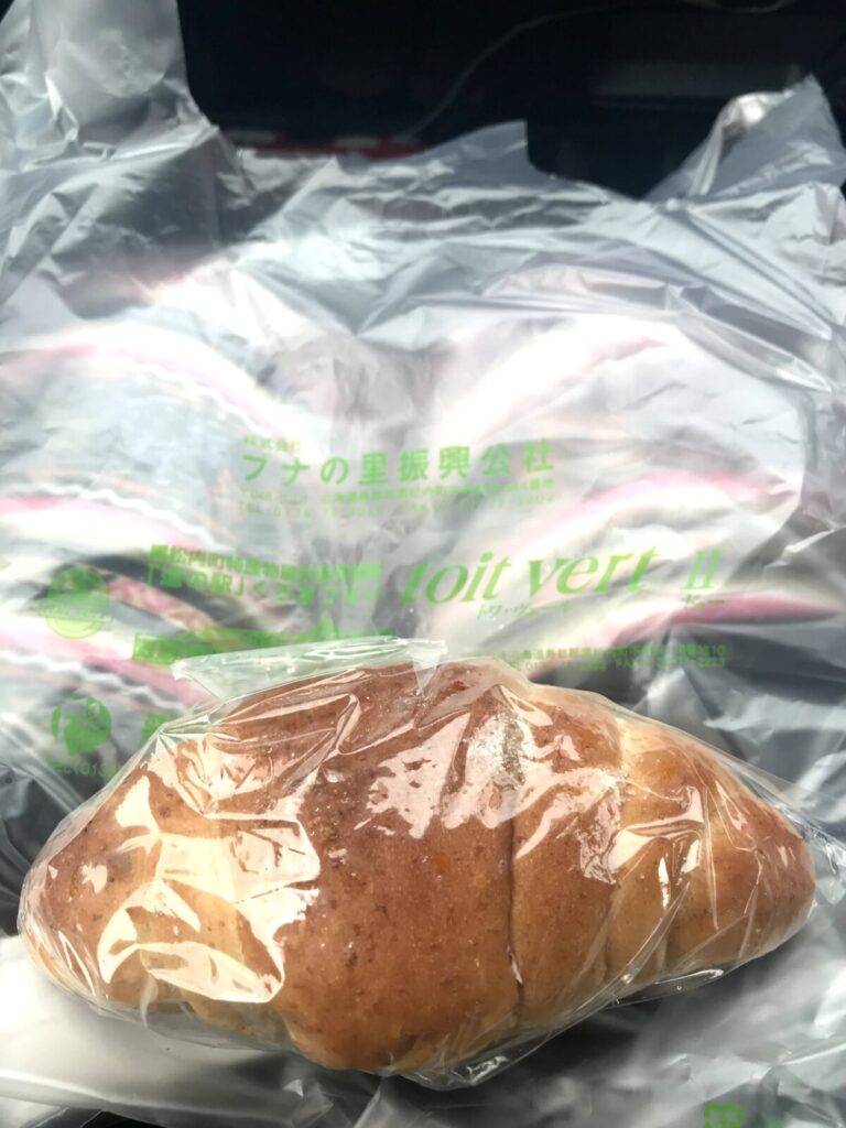 パンが入ったビニール袋とロゴ