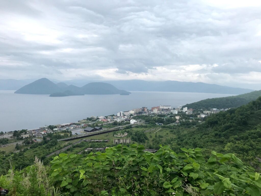 洞爺湖と中島、湖畔の街並みを見下ろした風景写真
