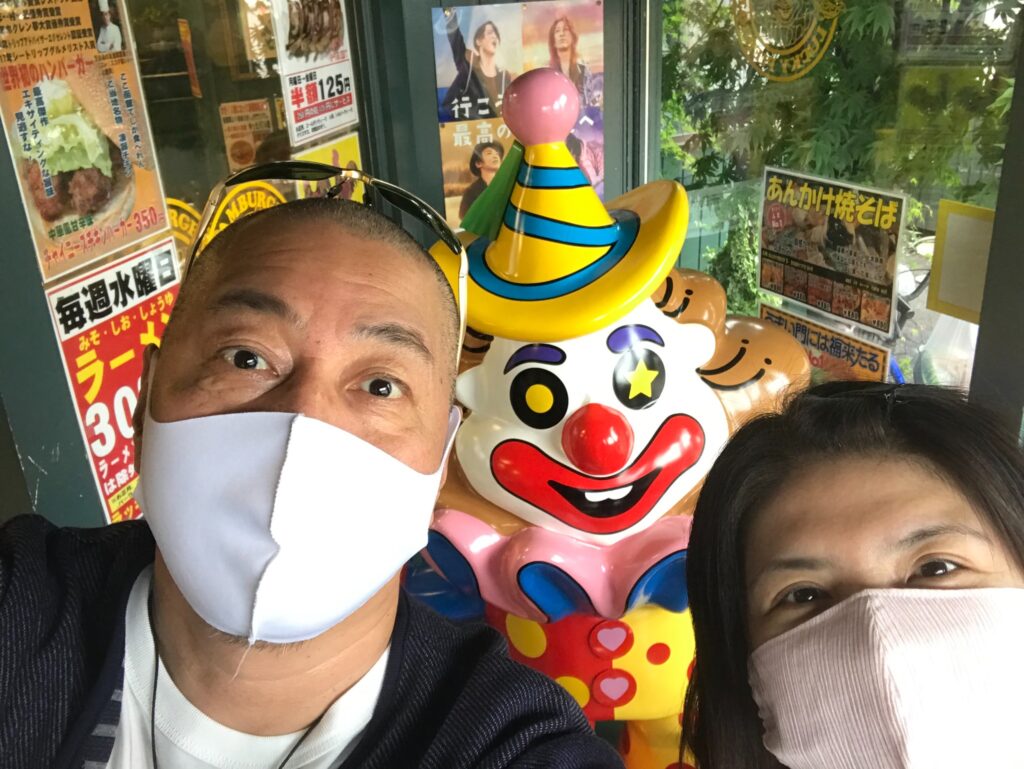 ラッキーピエロの前で記念撮影