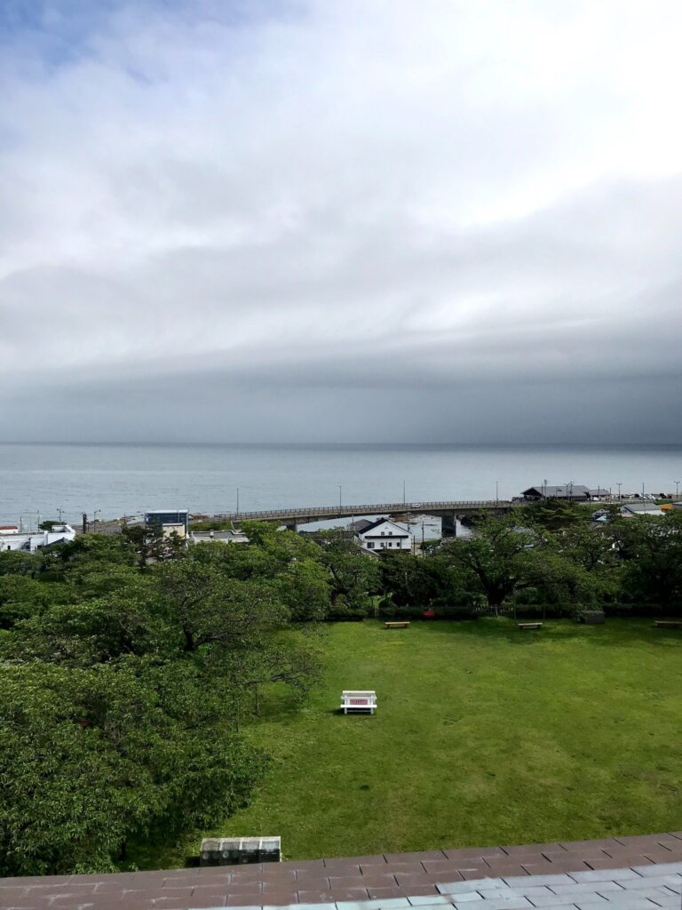松前城から海に向かって広がる景色