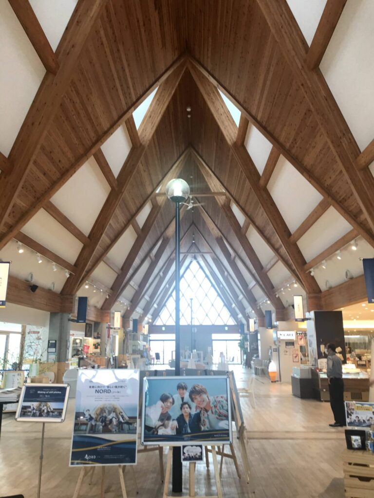 道の駅とうべつの館内、三角屋根の天井と広々とした内観