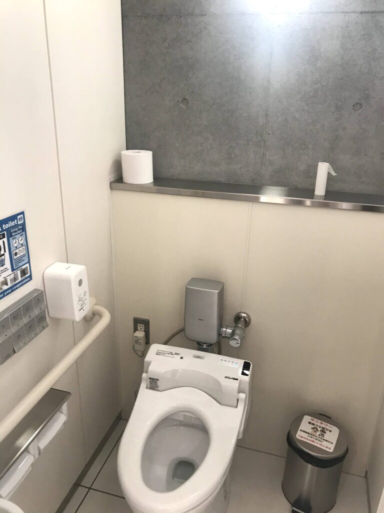 道の駅とうべつの個室トイレ、温水洗浄便座付き