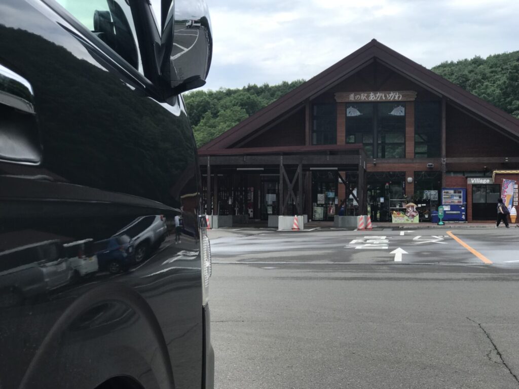 道の駅あかいがわとハイエースの駐車風景