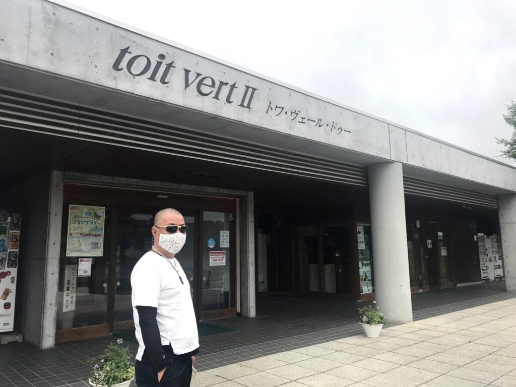 道の駅くろまつないの建物外観と男性