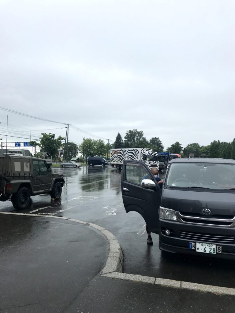 駐車場に停めたハイエース