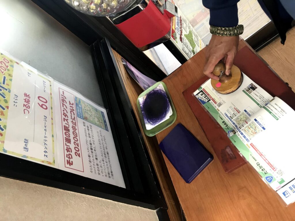 スタンプを押しているところ