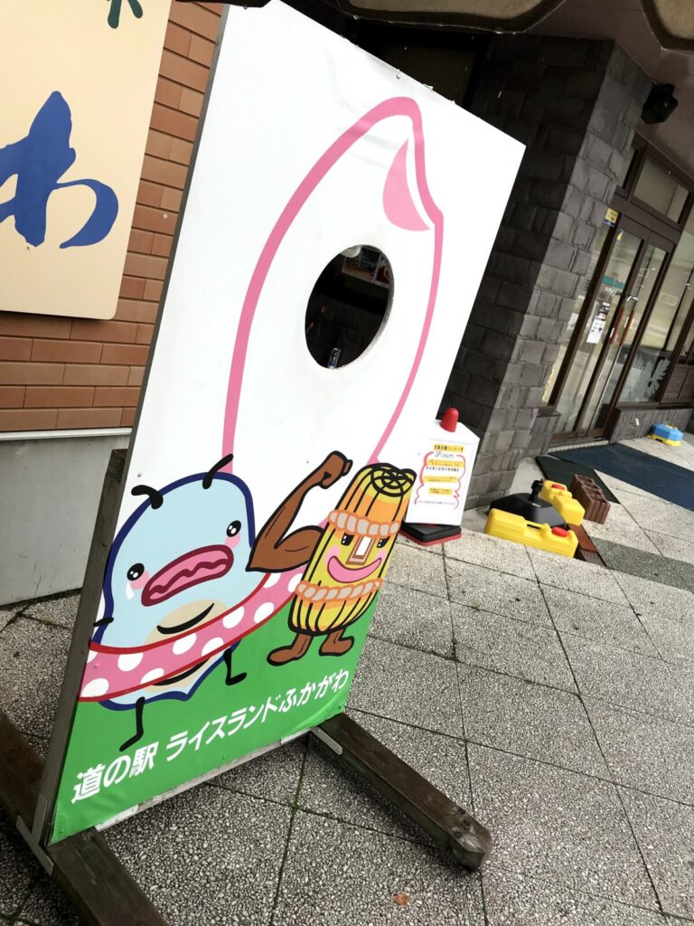 キャラクター付きの顔出し看板。左はおにぎり、右はとうもろこし
