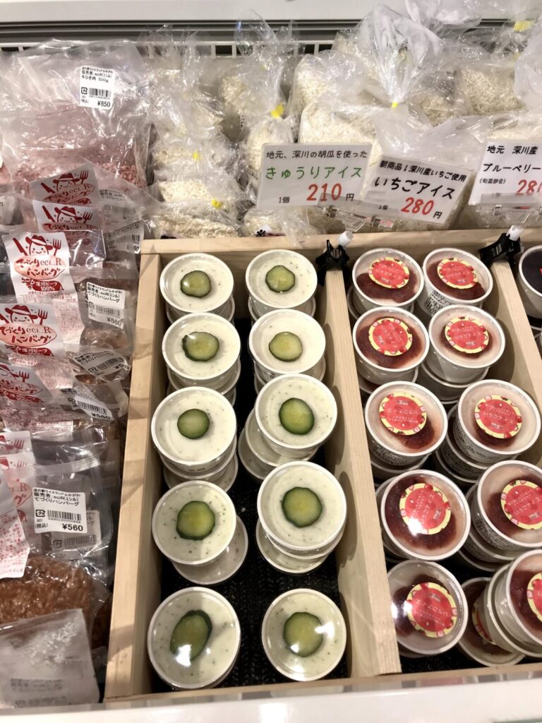 地元特産のきゅうりアイスといちごアイスの陳列