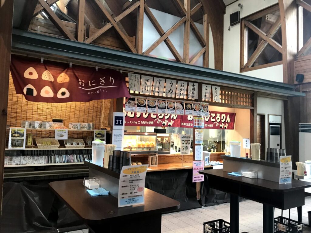 道の駅内にあるおにぎり屋さんと定食コーナーの店内風景