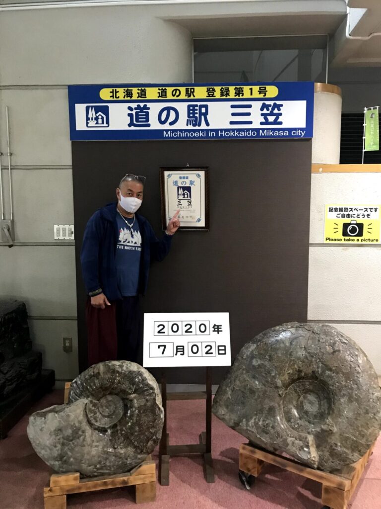 道の駅三笠の記念フォトコーナーでポーズを取る人物