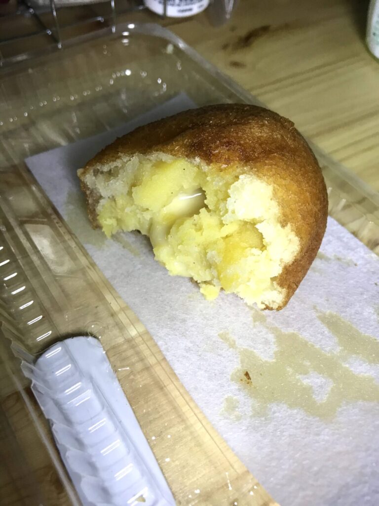 中身が見えるように半分かじったじゃがチーズの断面