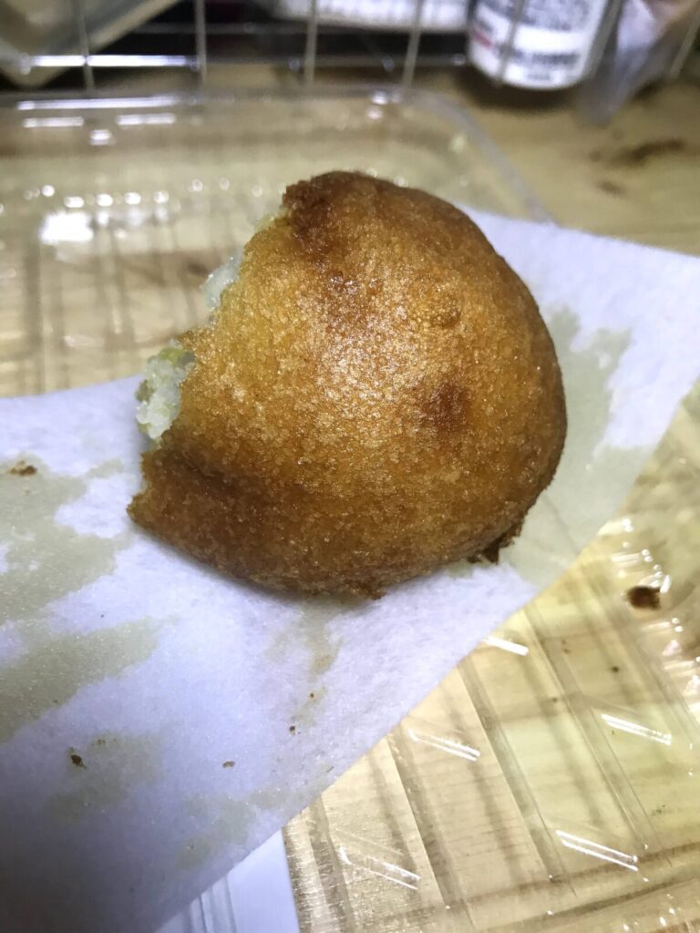 まんまるで揚げたてのじゃがチーズが置かれている様子