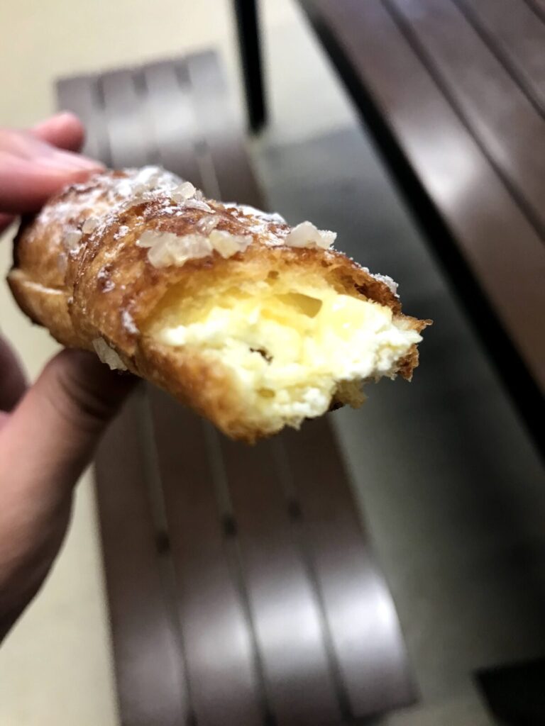 クリームたっぷりの三笠ろんぐしゅーの断面アップ