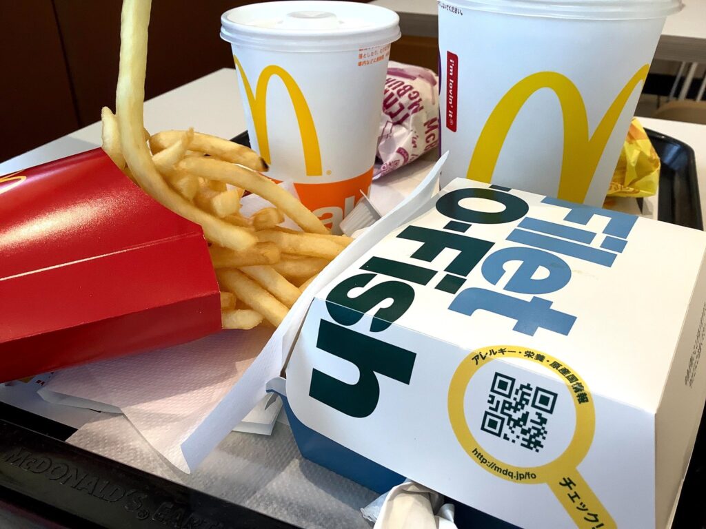 マクドナルドのフィレオフィッシュセット。ポテトやドリンクと一緒にトレイに並べられている。