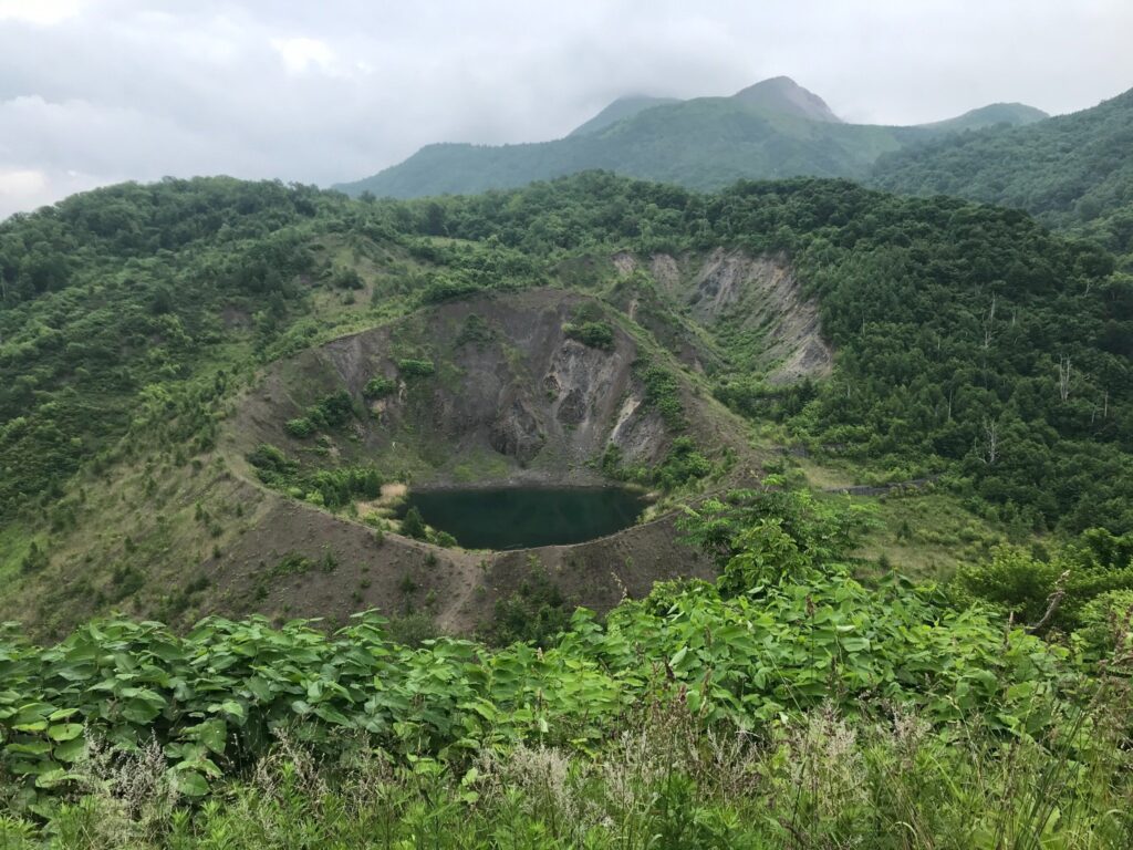 緑に囲まれた金毘羅火口