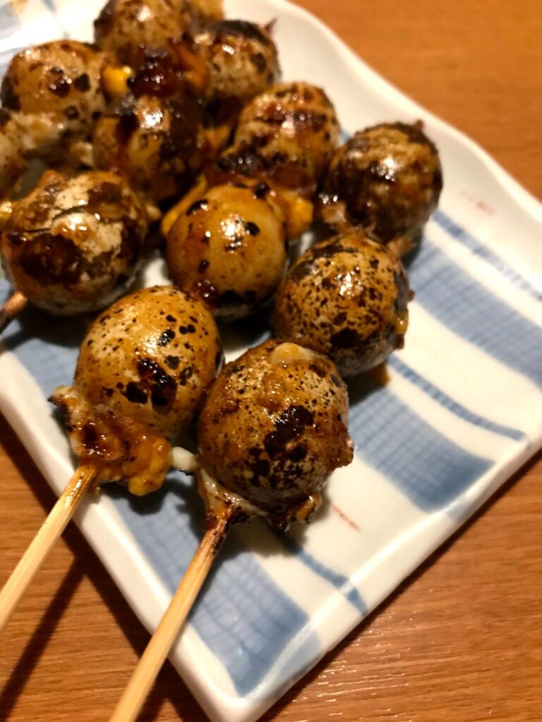 焦げ目が香ばしい、うずらの卵串のクローズアップ