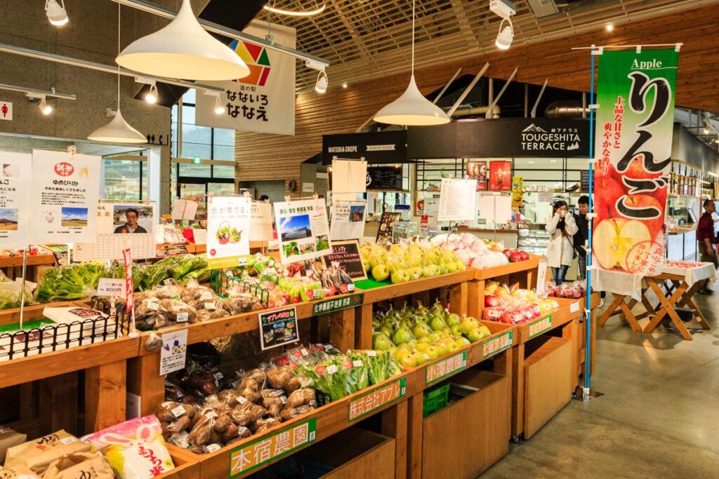道の駅なないろ・ななえの直売コーナー。野菜や果物、特産品が陳列されている様子。