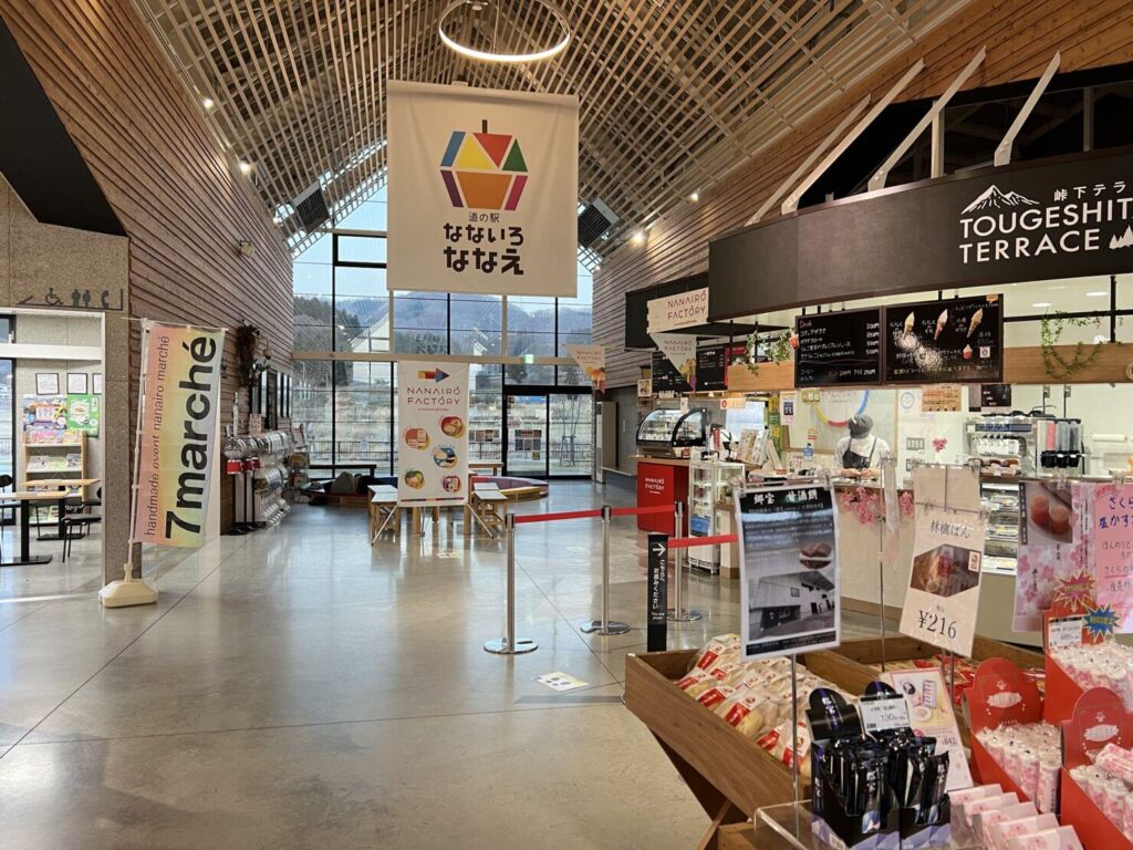 道の駅なないろ・ななえの館内。カフェテリアやスイーツ売場が並ぶ明るいスペース。